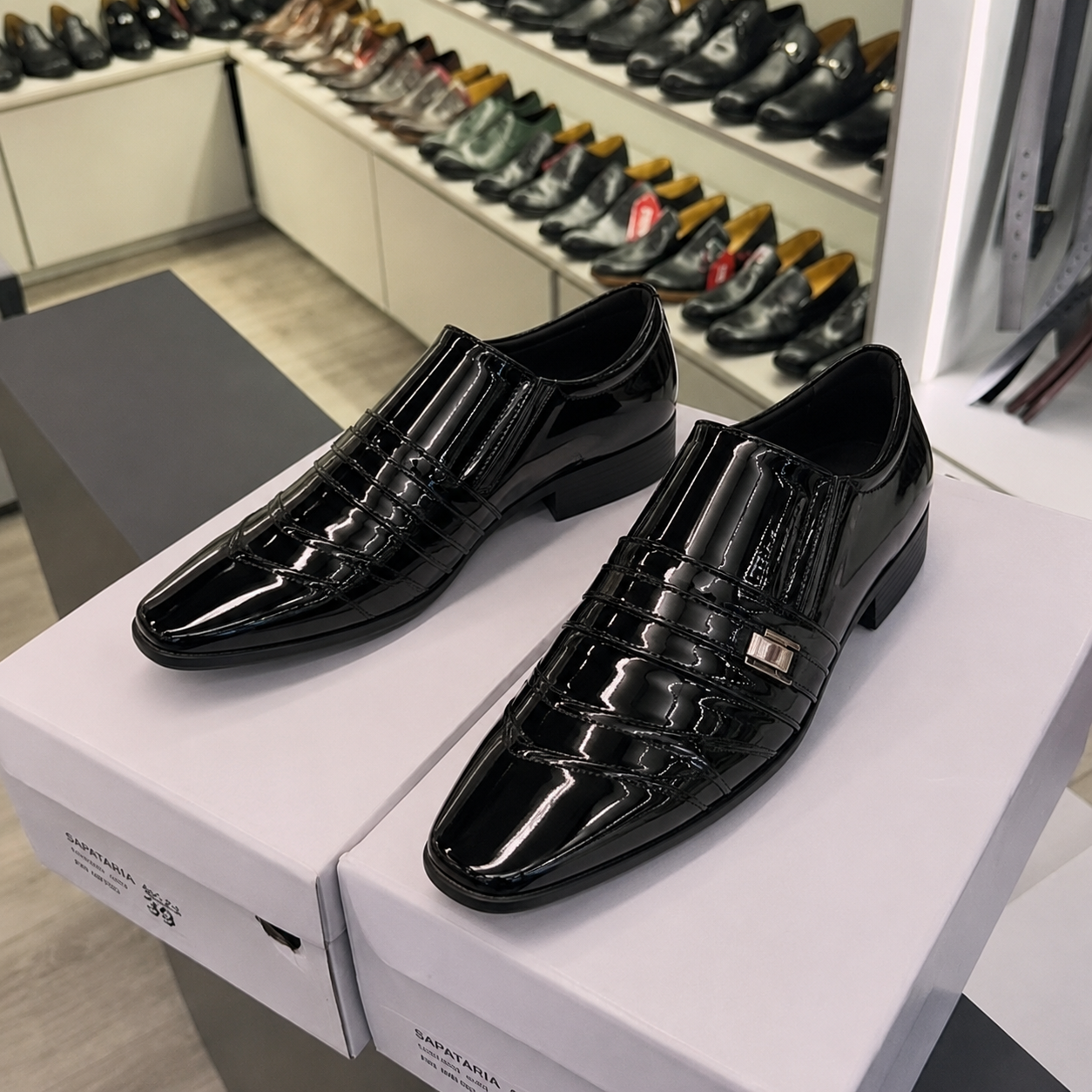 Sapatos sociais de verniz sobre a caixa