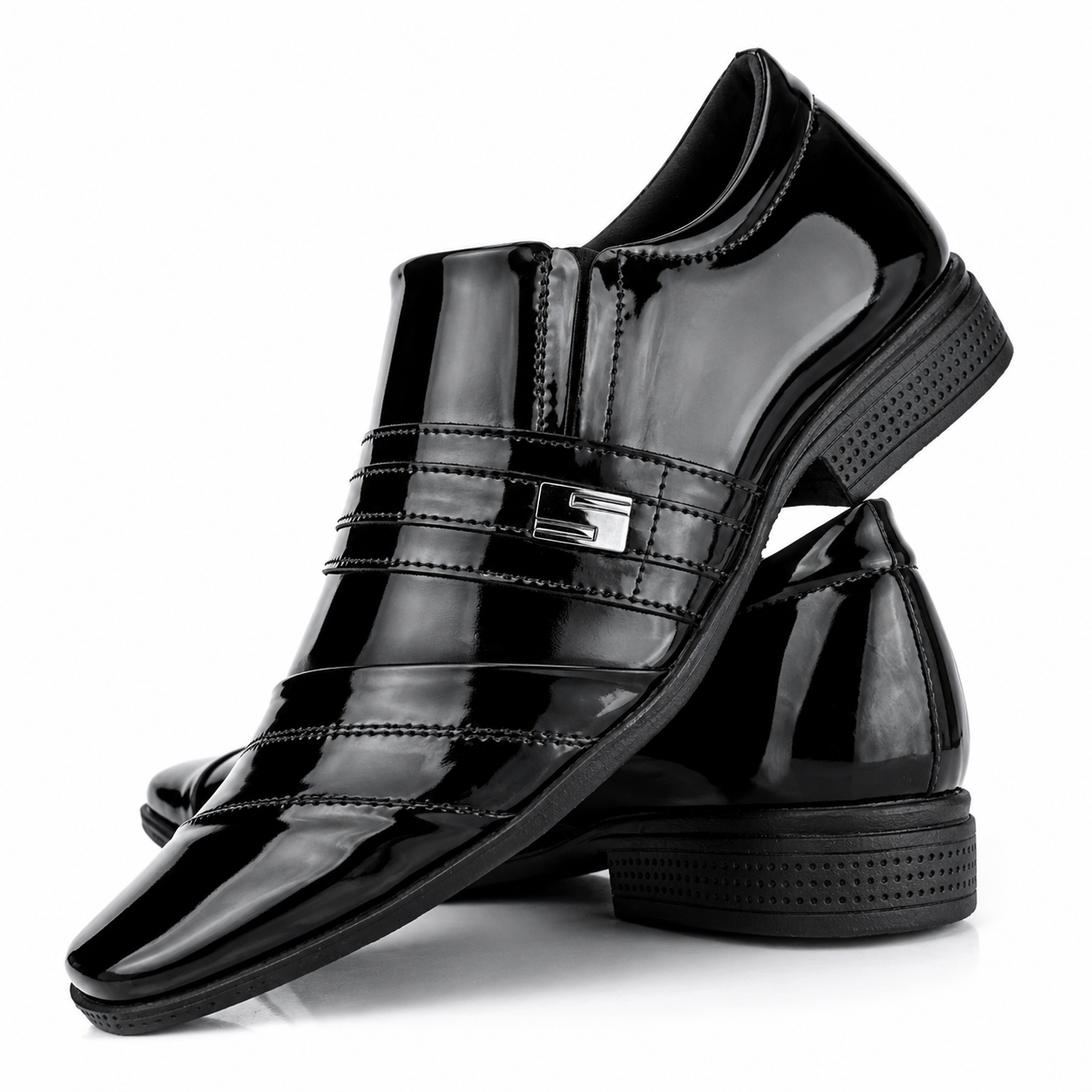Par de sapatos sociais de verniz preto
